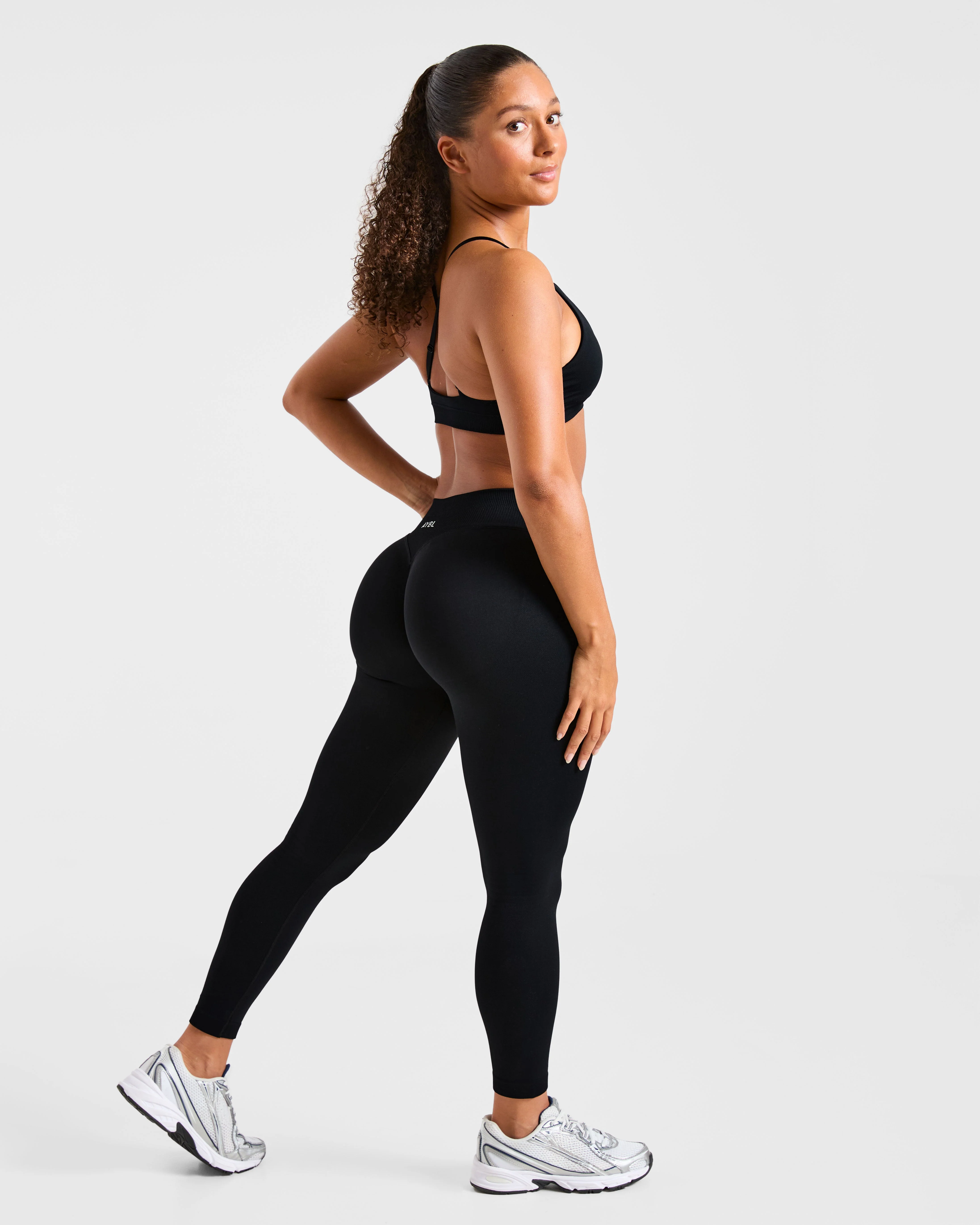 Enhance Seamless Sports Bra - Black - Image 4